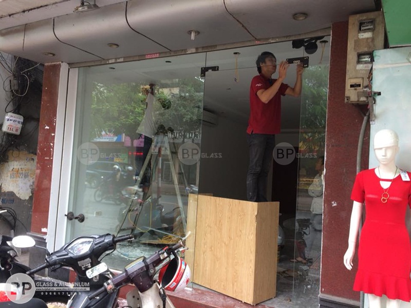 Lắp cửa kính thủy lực anh Dũng 228 Ngọc Lâm